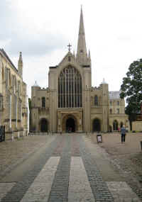 Norwich Cathedral 001.jpg (281366 bytes)